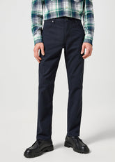 Męskie Spodnie Materiałowe Wrangler Greensboro Materiał Chino Dark Navy  112358043 W15Q017344